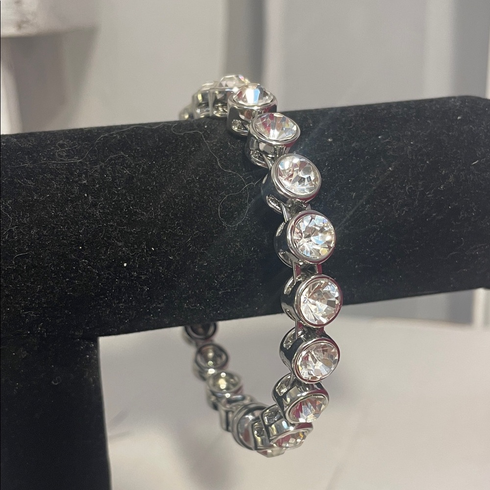 Cable link bracelet Featuring Large solitaire crystals and a magnetic closure. - Picture 4 of 7